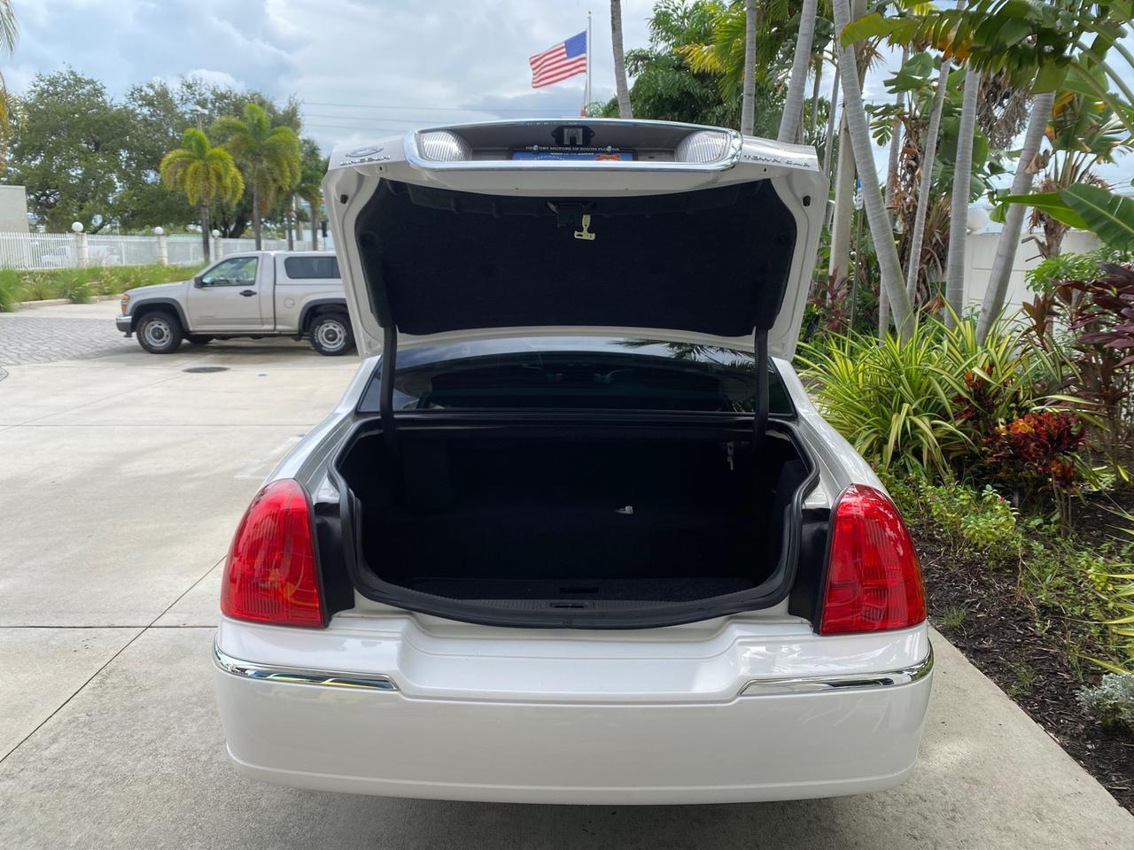 2010 Lincoln Town Car Signature Limited LOW MILES 47,515 Pompano Beach FL