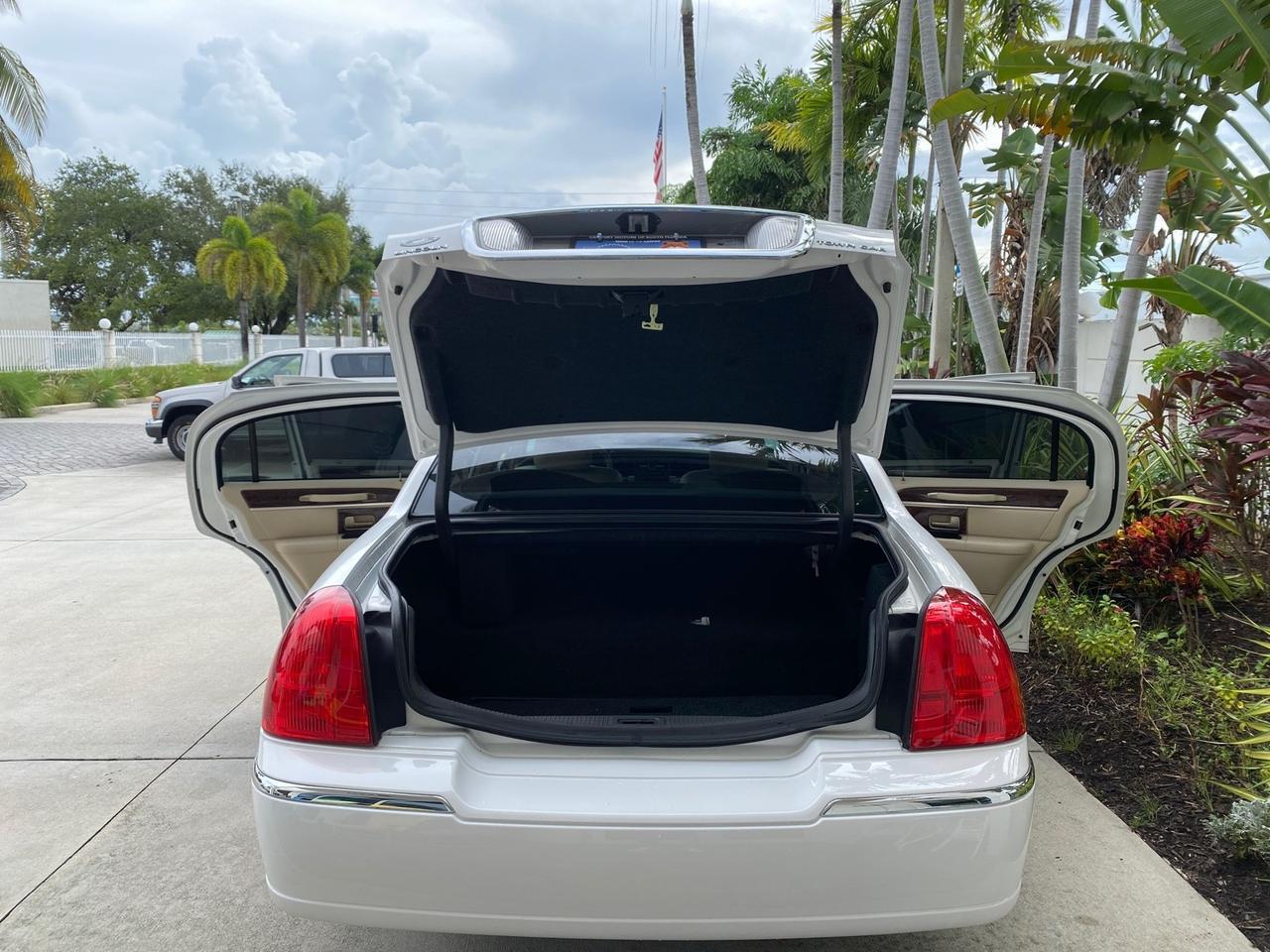 2010 Lincoln Town Car Signature Limited LOW MILES 47,515 Pompano Beach FL