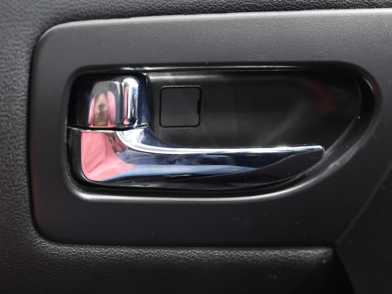 2010 Nissan Rogue S AWD photo 16