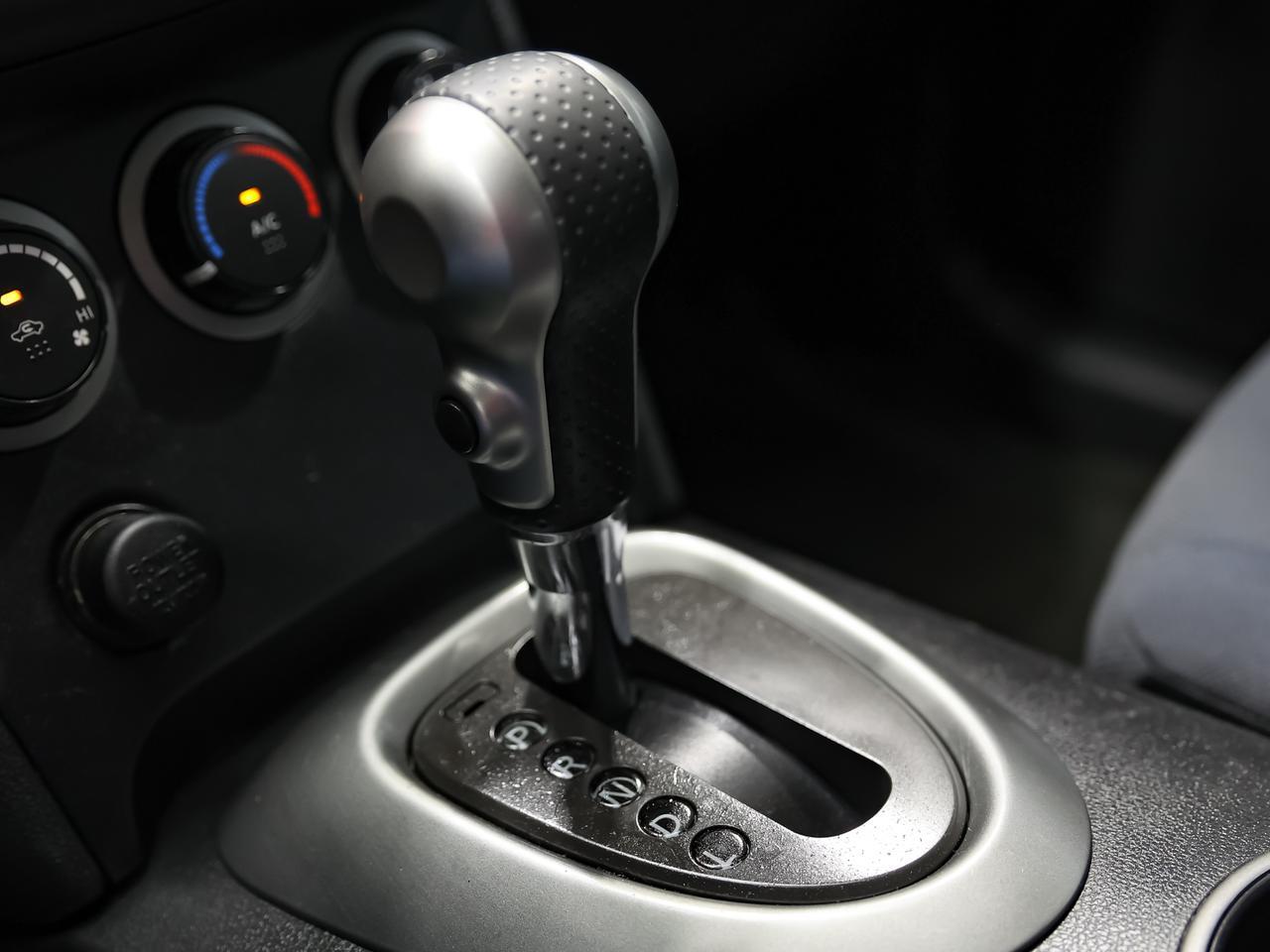 2010 Nissan Rogue S AWD photo 12