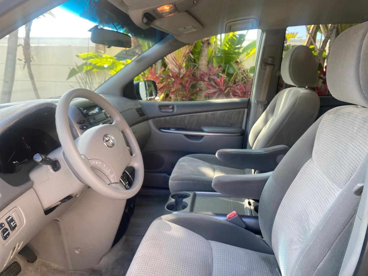 2010 Toyota Sienna LE LOW MILES 41,871 1 OWNER 7 PASSENGER Pompano Beach FL