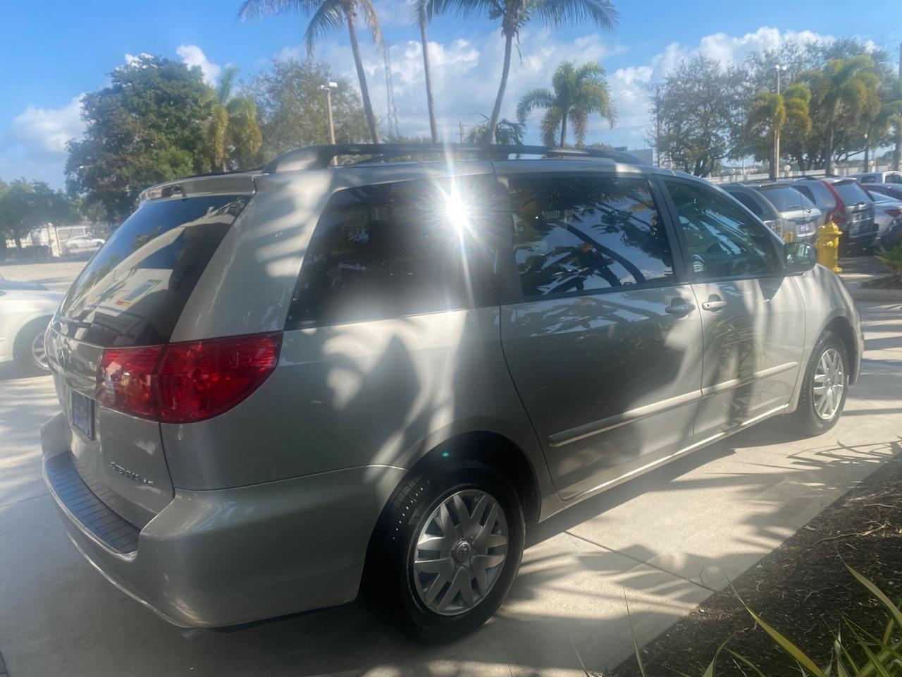 2010 Toyota Sienna LE LOW MILES 41,871 1 OWNER 7 PASSENGER Pompano Beach FL