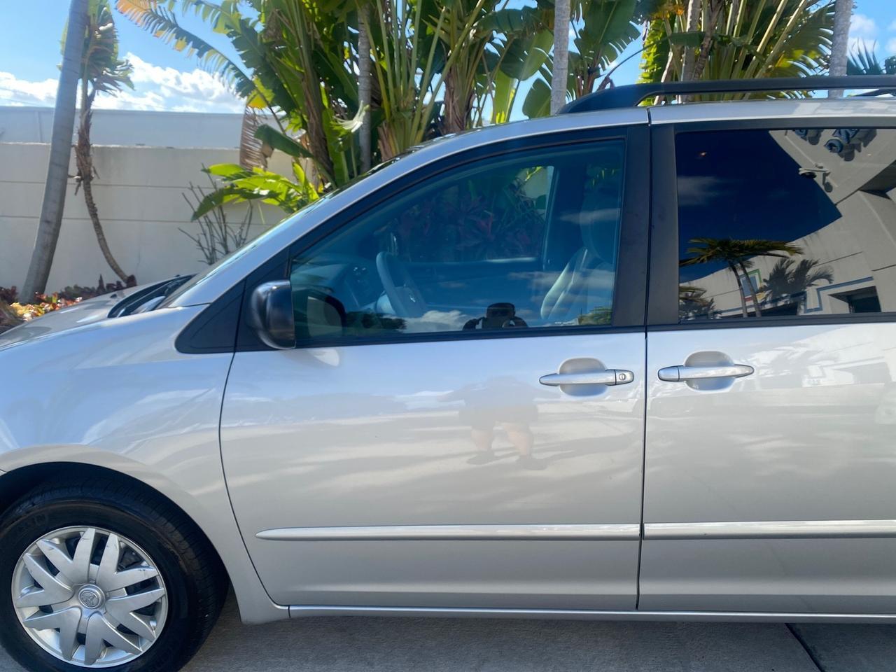 2010 Toyota Sienna LE LOW MILES 41,871 1 OWNER 7 PASSENGER Pompano Beach FL