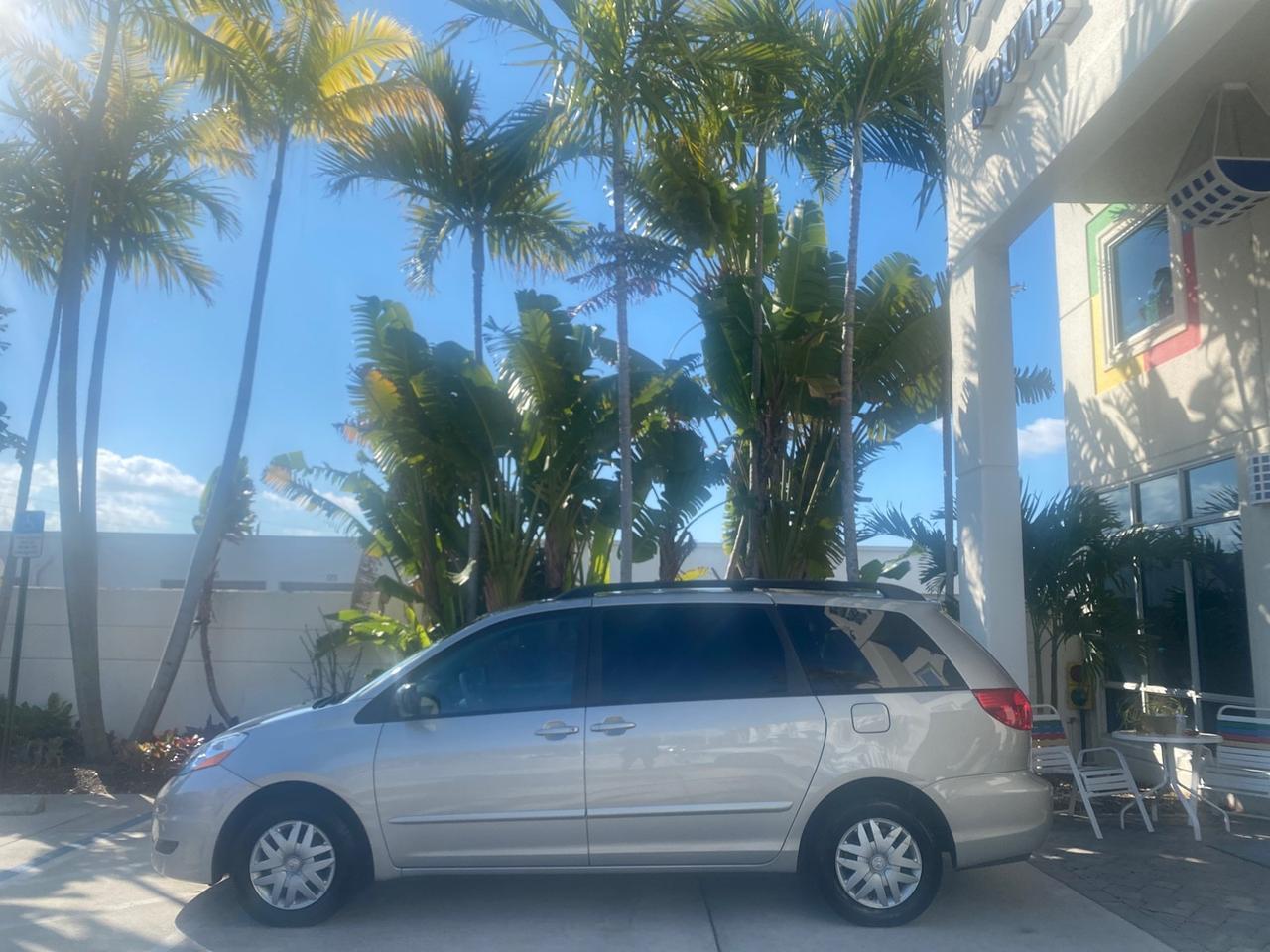 2010 Toyota Sienna LE LOW MILES 41,871 1 OWNER 7 PASSENGER Pompano Beach FL