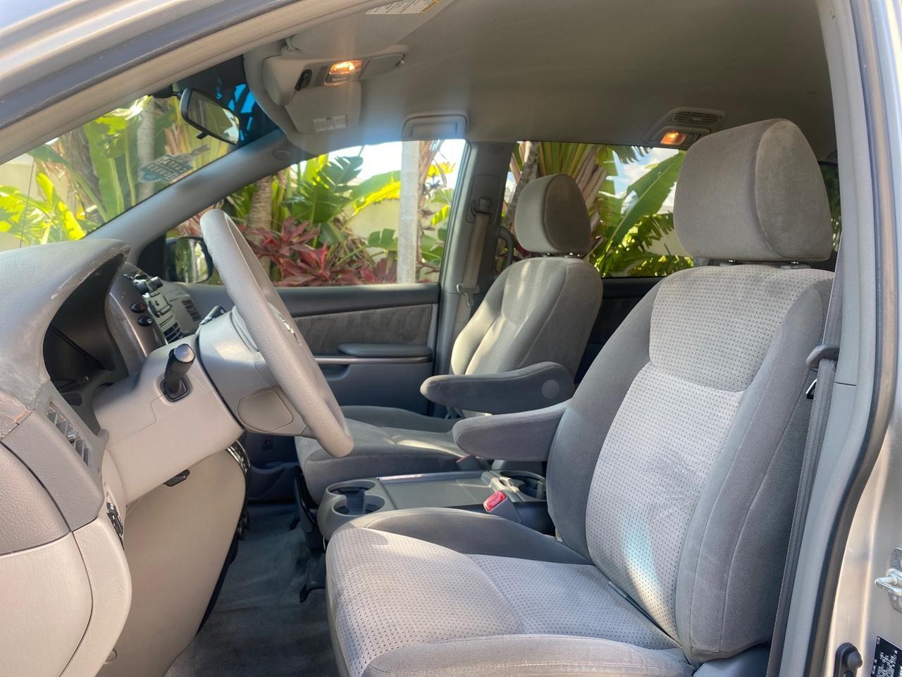 2010 Toyota Sienna LE LOW MILES 41,871 1 OWNER 7 PASSENGER Pompano Beach FL