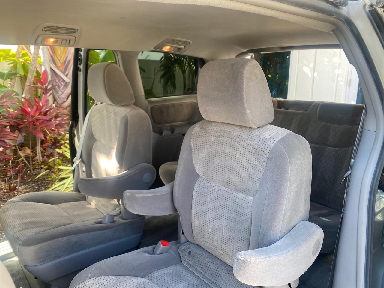 2010 Toyota Sienna LE LOW MILES 41,871 1 OWNER 7 PASSENGER Pompano Beach FL