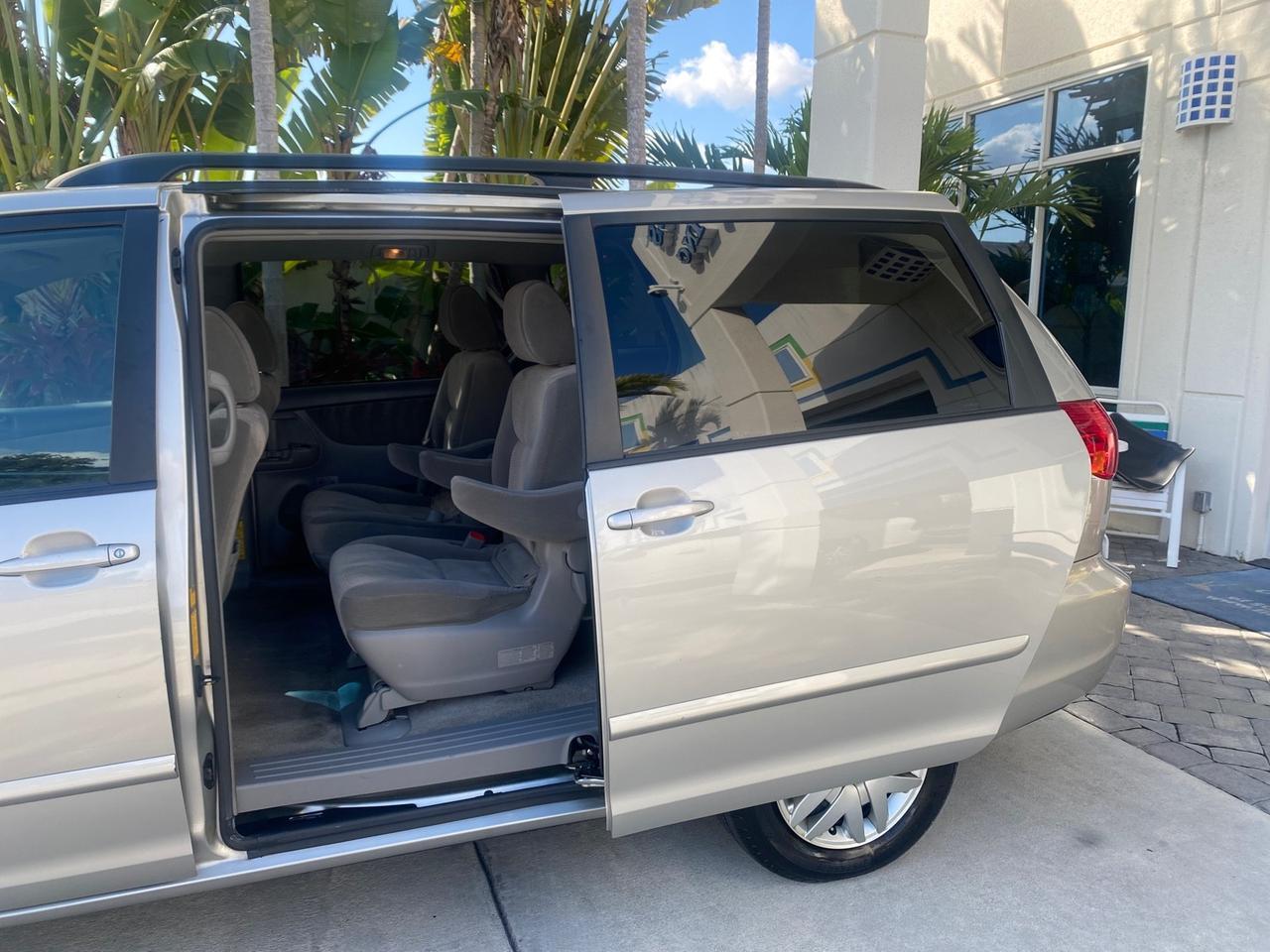 2010 Toyota Sienna LE LOW MILES 41,871 1 OWNER 7 PASSENGER Pompano Beach FL
