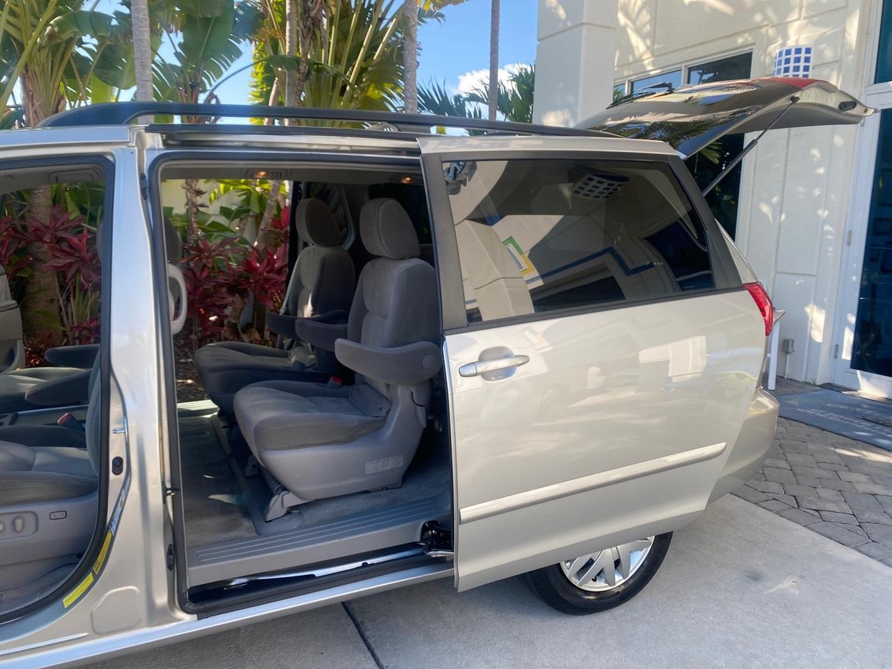2010 Toyota Sienna LE LOW MILES 41,871 1 OWNER 7 PASSENGER Pompano Beach FL