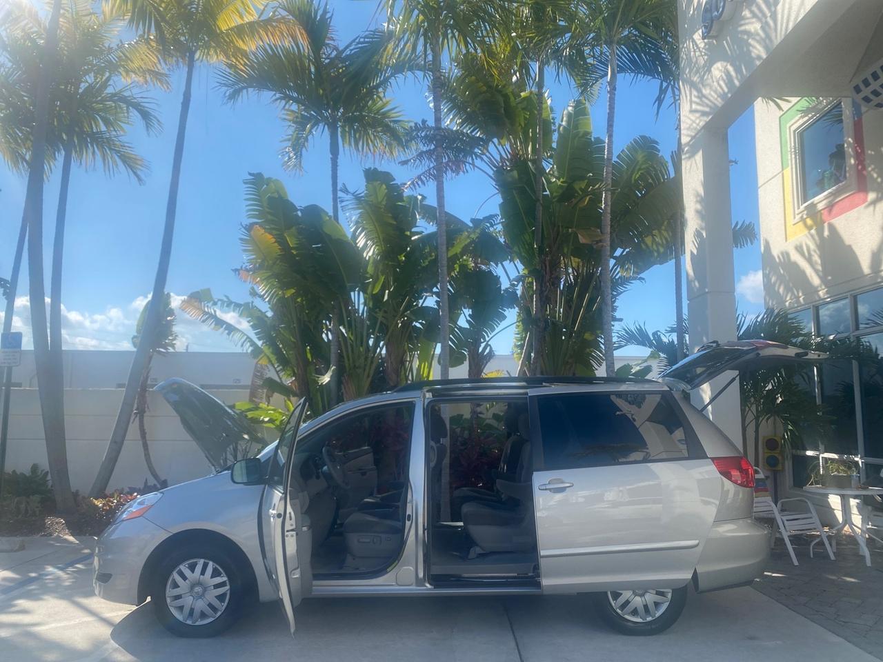 2010 Toyota Sienna LE LOW MILES 41,871 1 OWNER 7 PASSENGER Pompano Beach FL