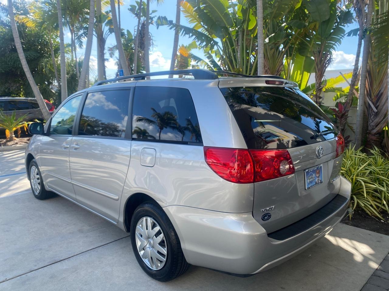2010 Toyota Sienna LE LOW MILES 41,871 1 OWNER 7 PASSENGER Pompano Beach FL