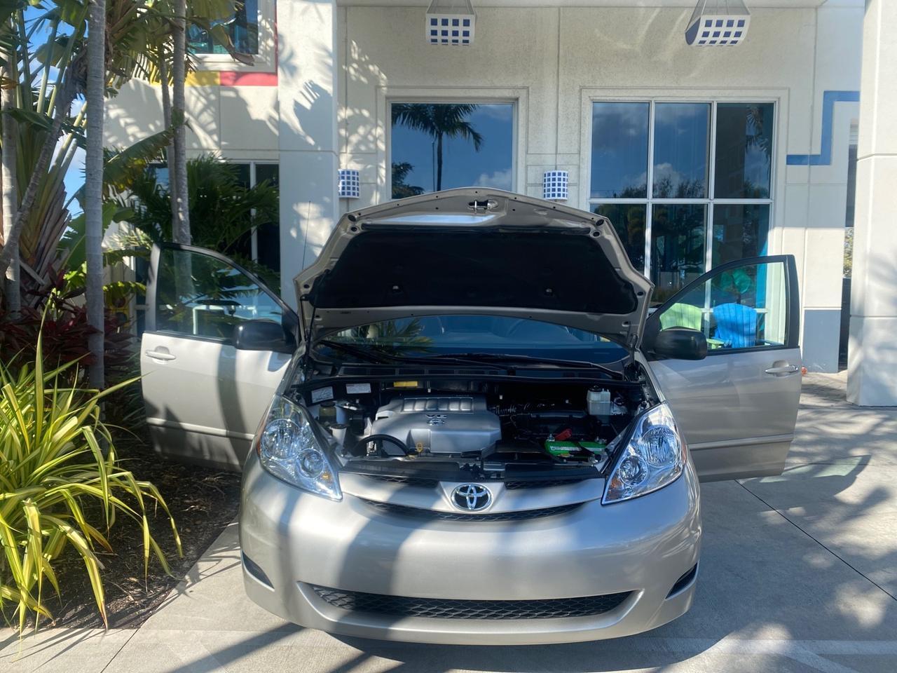 2010 Toyota Sienna LE LOW MILES 41,871 1 OWNER 7 PASSENGER Pompano Beach FL