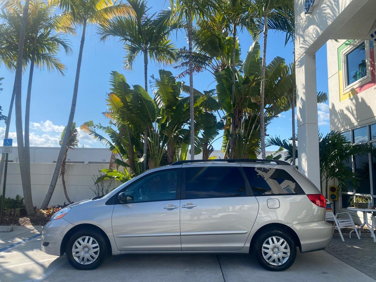 2010 Toyota Sienna LE LOW MILES 41,871 1 OWNER 7 PASSENGER Pompano Beach FL