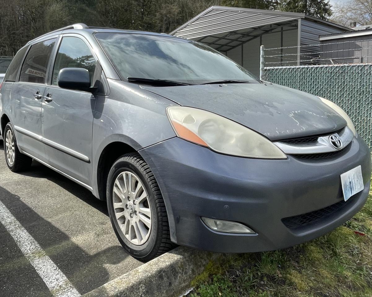 2010 Toyota Sienna XLE Limited Minivan 4D