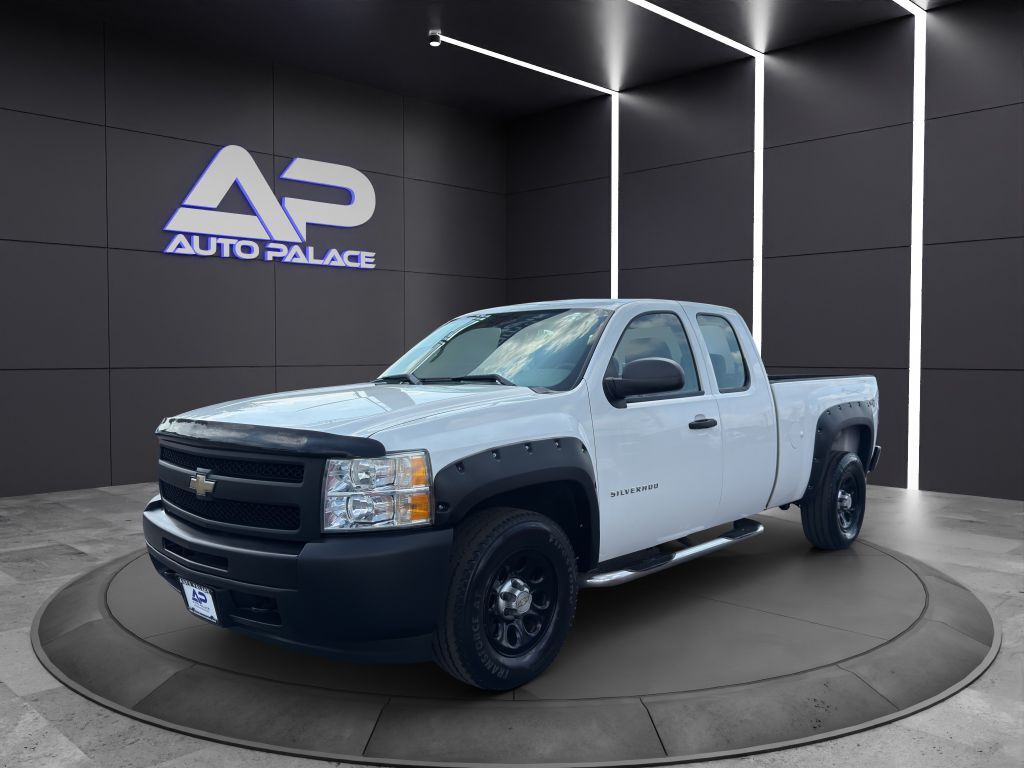 Truck 2011 CHEVROLET SILVERADO 1500 WHITE 4.8L 8 Cyl 4 Wheel Drive 4X4 KBB VALUE OVER 10K