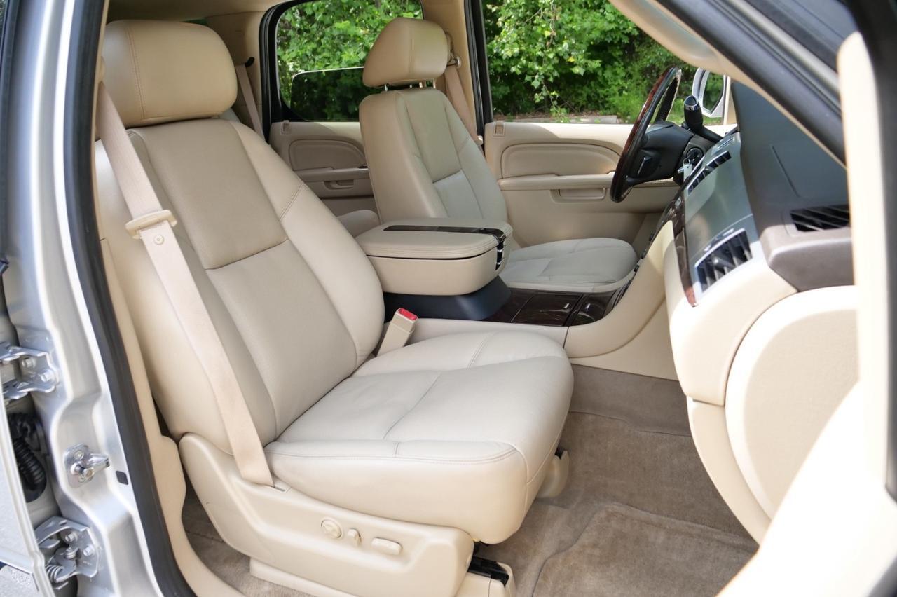 2011 Cadillac Escalade Luxury AWD / Rear Entertainment / FFV / 6.2L V8! Lincolnton NC