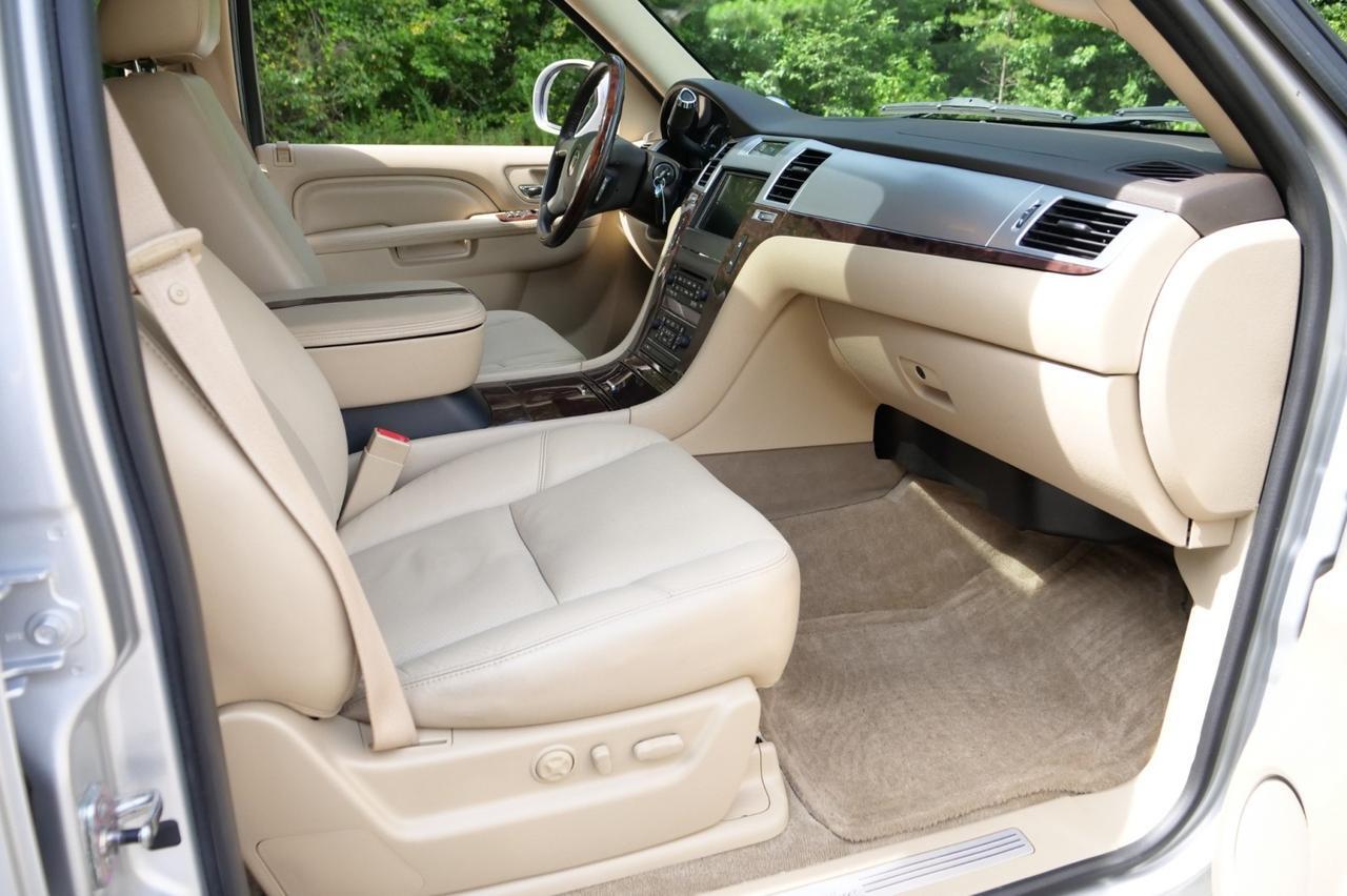2011 Cadillac Escalade Luxury AWD / Rear Entertainment / FFV / 6.2L V8! Lincolnton NC