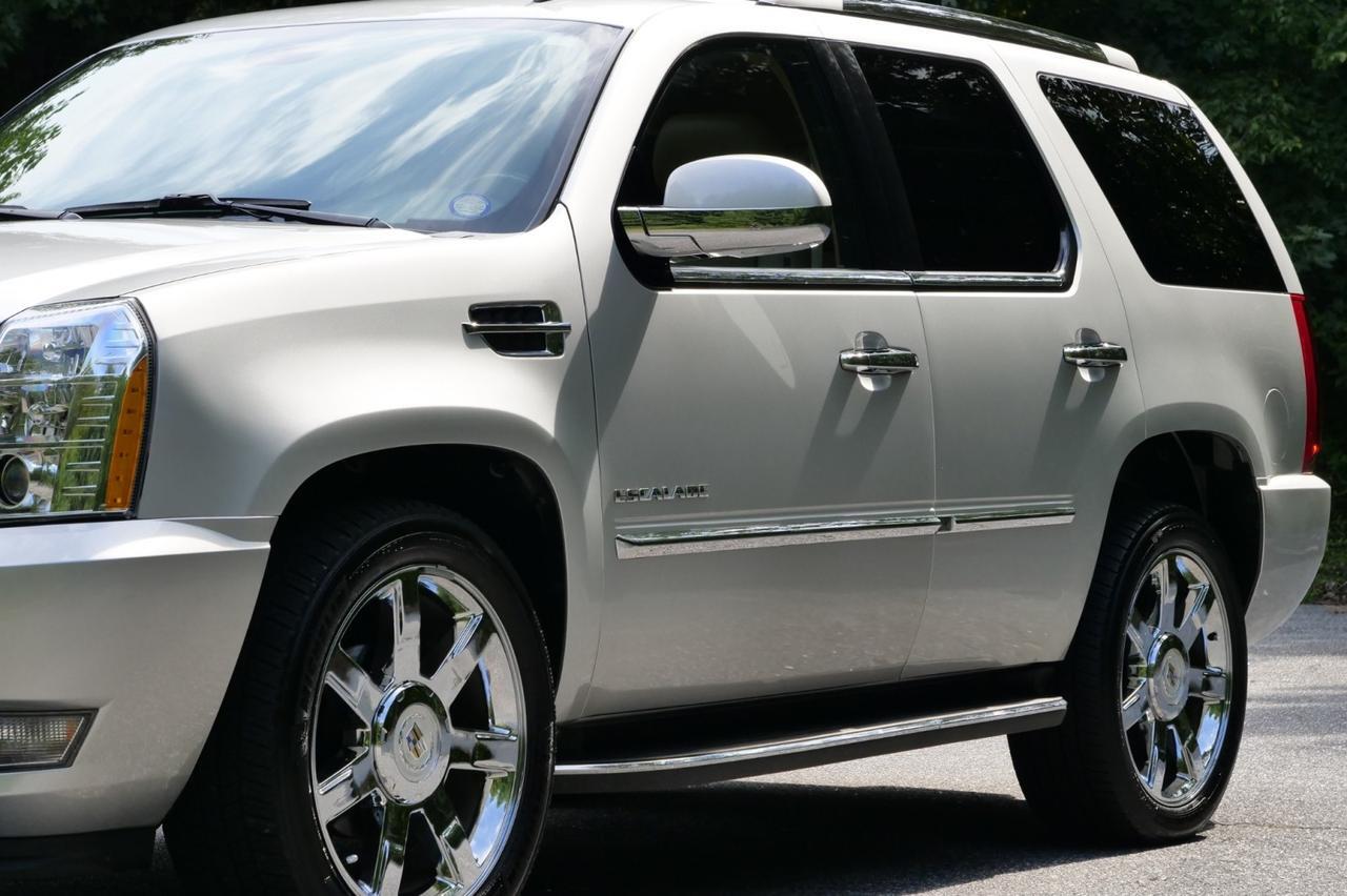 2011 Cadillac Escalade Luxury AWD / Rear Entertainment / FFV / 6.2L V8! Lincolnton NC