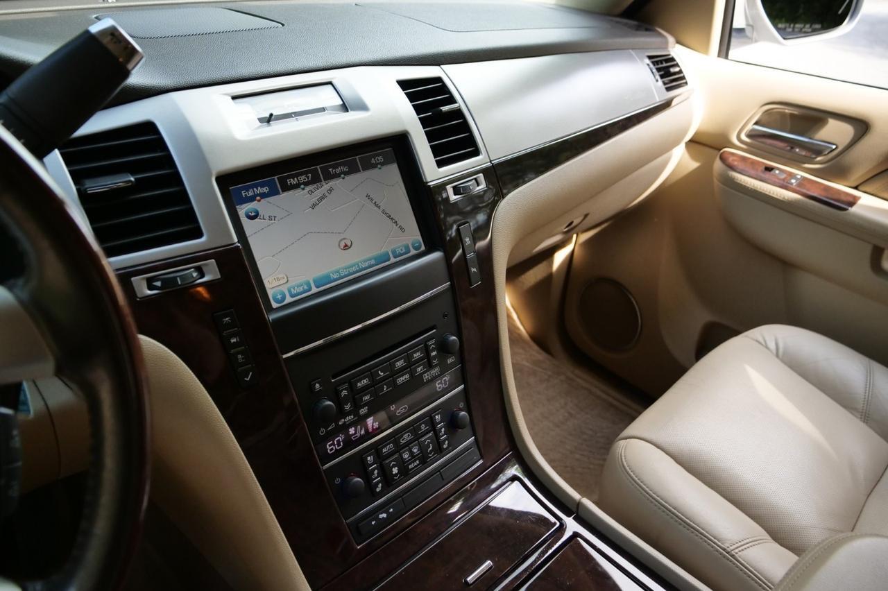 2011 Cadillac Escalade Luxury AWD / Rear Entertainment / FFV / 6.2L V8! Lincolnton NC