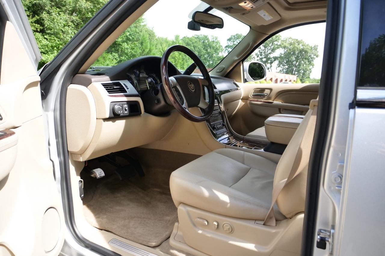 2011 Cadillac Escalade Luxury AWD / Rear Entertainment / FFV / 6.2L V8! Lincolnton NC
