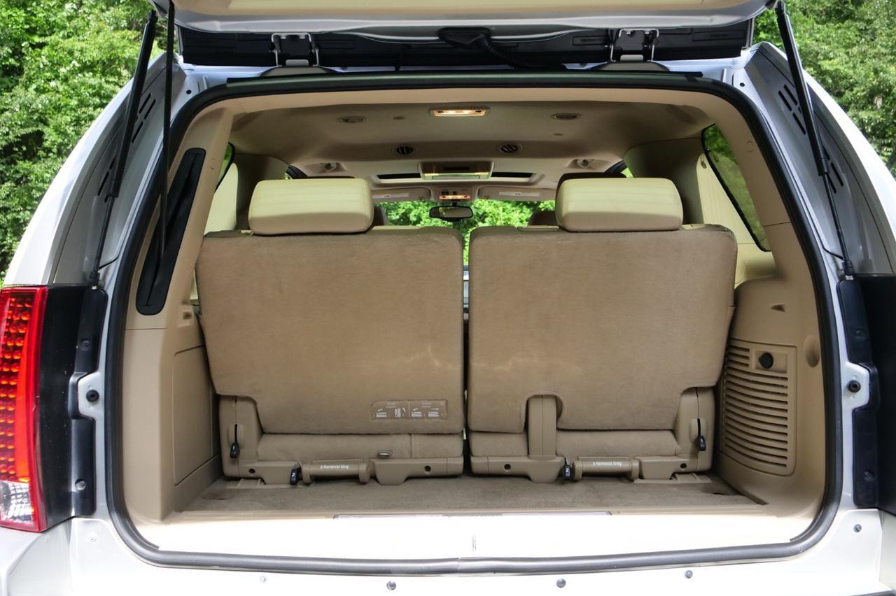 2011 Cadillac Escalade Luxury AWD / Rear Entertainment / FFV / 6.2L V8! Lincolnton NC