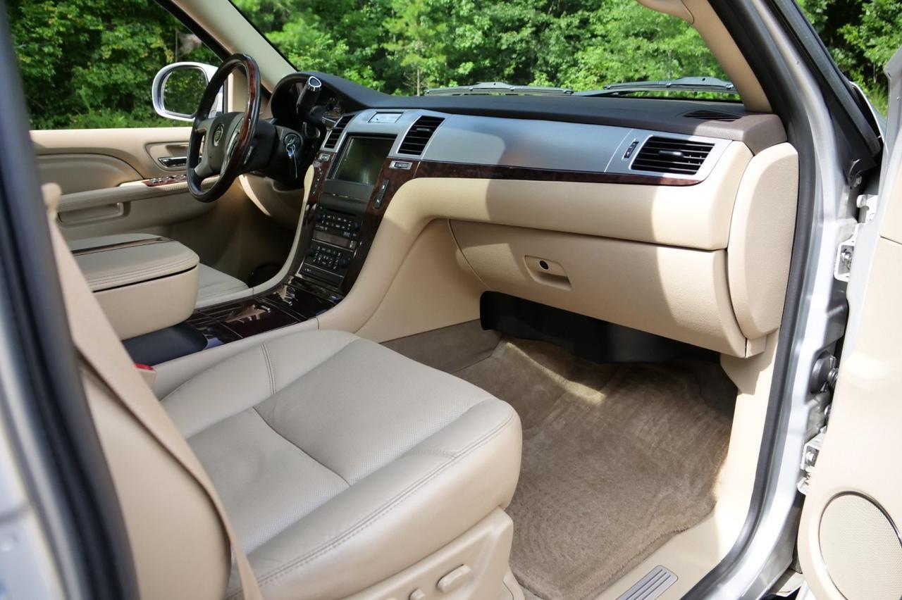 2011 Cadillac Escalade Luxury AWD / Rear Entertainment / FFV / 6.2L V8! Lincolnton NC