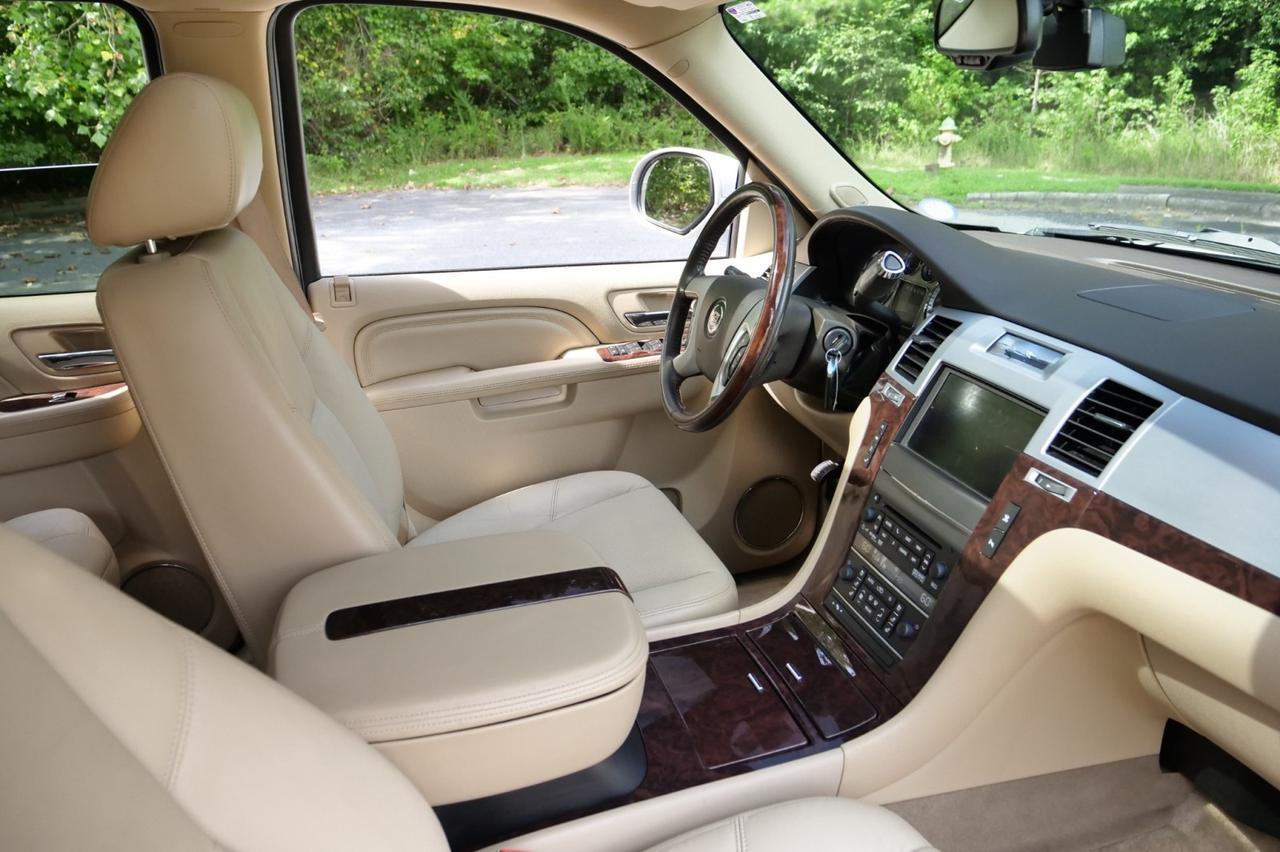 2011 Cadillac Escalade Luxury AWD / Rear Entertainment / FFV / 6.2L V8! Lincolnton NC