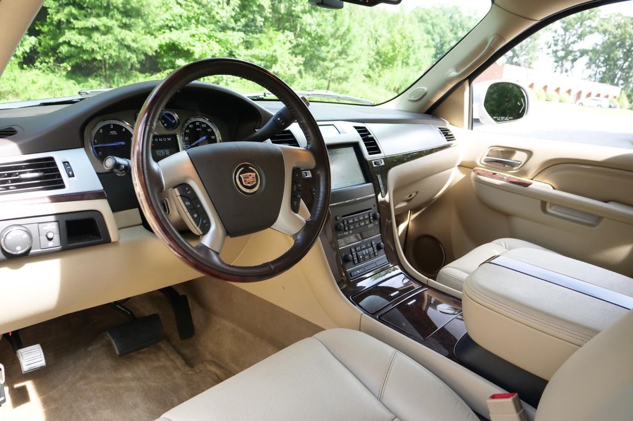 2011 Cadillac Escalade Luxury AWD / Rear Entertainment / FFV / 6.2L V8! Lincolnton NC