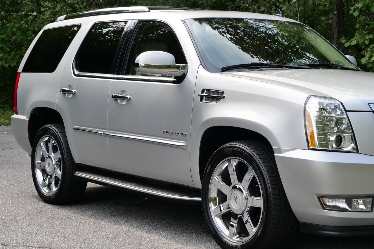 2011 Cadillac Escalade Luxury AWD / Rear Entertainment / FFV / 6.2L V8! Lincolnton NC