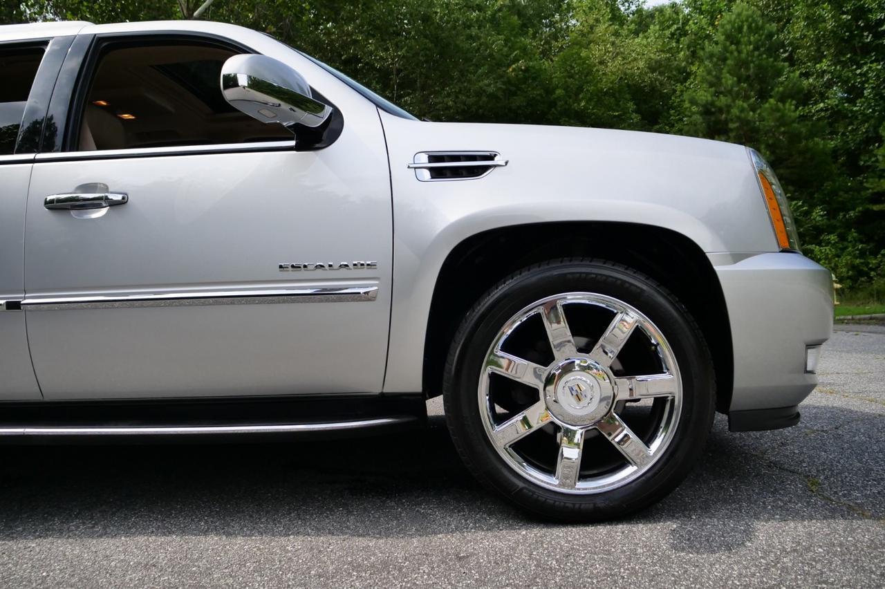 2011 Cadillac Escalade Luxury AWD / Rear Entertainment / FFV / 6.2L V8! Lincolnton NC