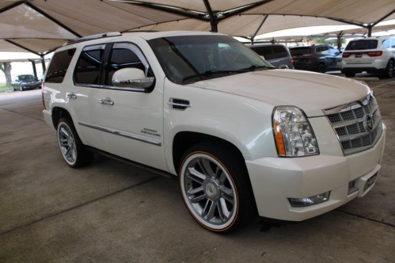 2013 Chevrolet Tahoe LT photo 2