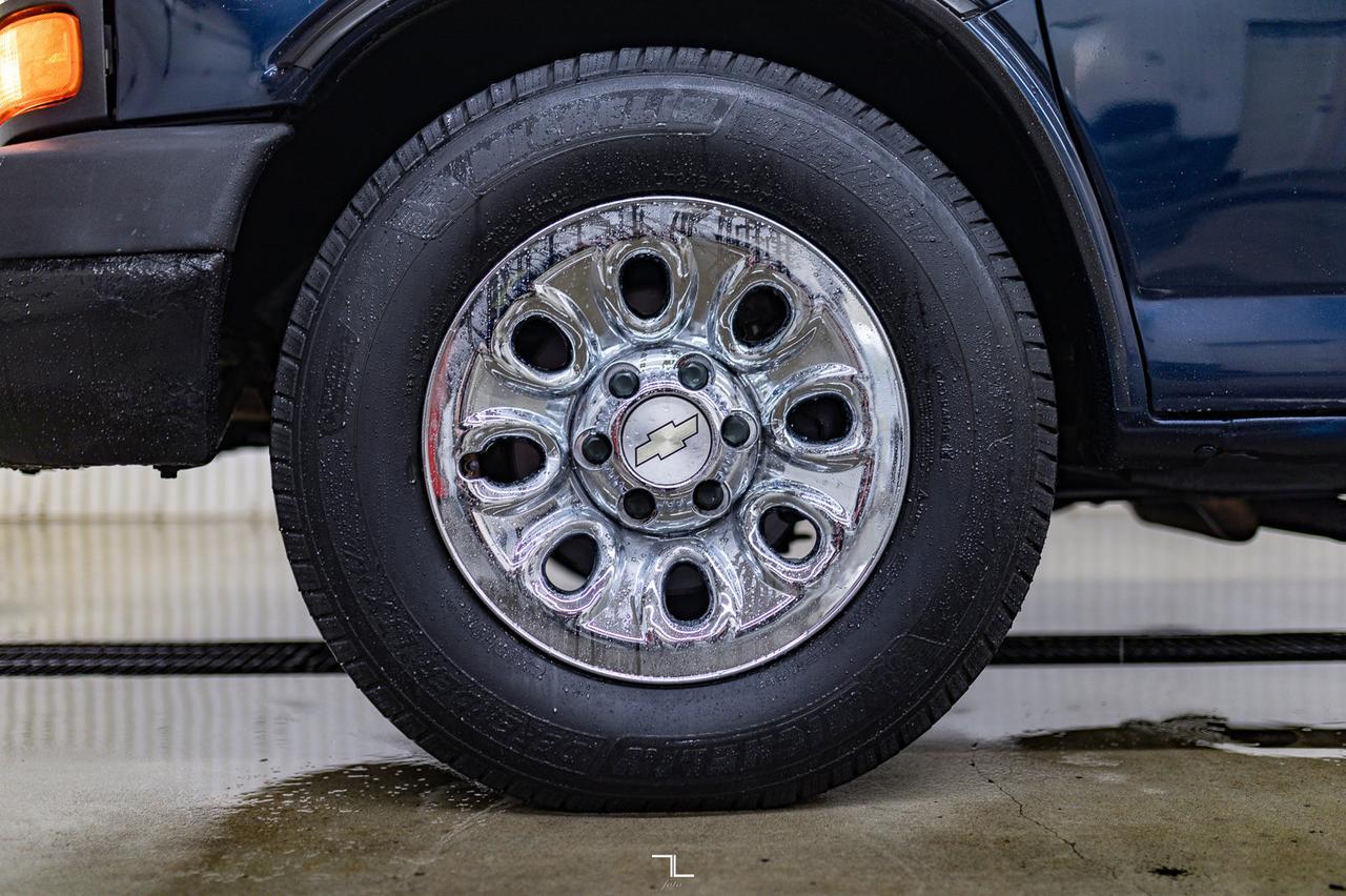 2011 Chevrolet Express G1500 4x4 LS 8 Passenger Red Deer AB