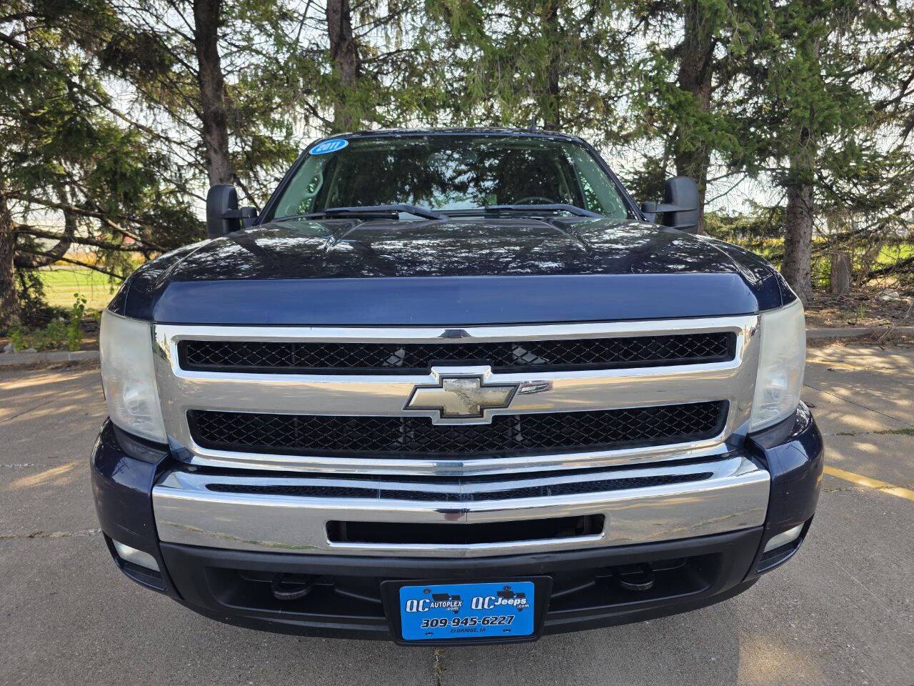2011 Chevrolet Silverado 1500 LT photo 3