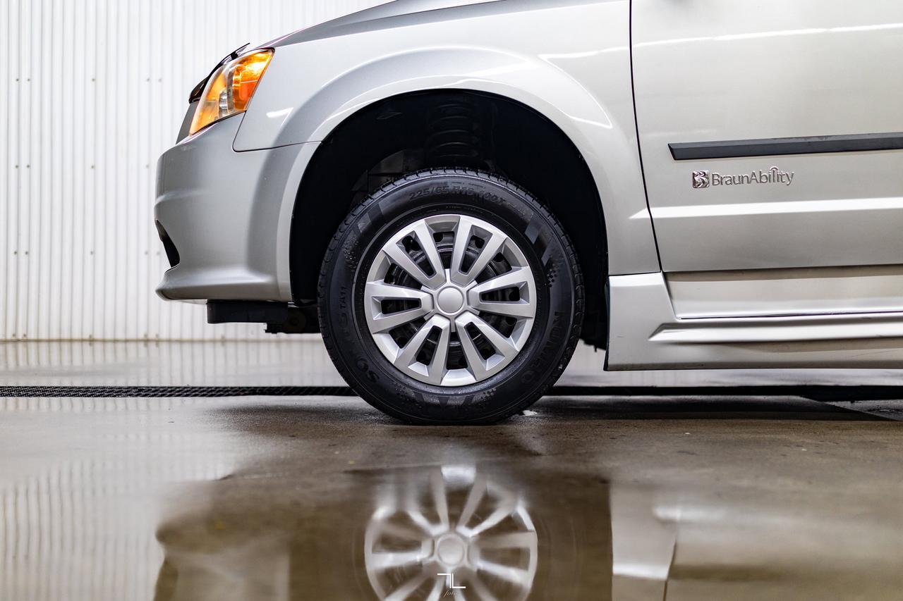 2011 Dodge Grand Caravan SXT Braun Mobility Wheelchair Conversion Red Deer AB