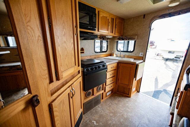 2011 Eagle Cap 995 Truck Camper Red Deer AB