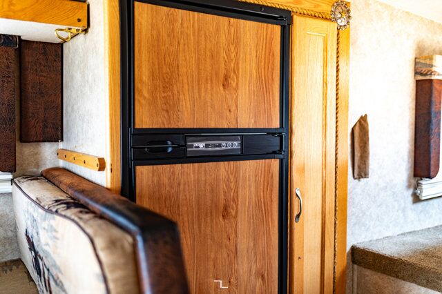 2011 Eagle Cap 995 Truck Camper Red Deer AB