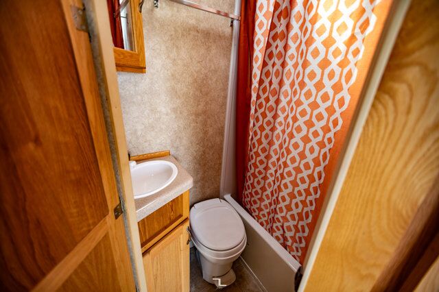 2011 Eagle Cap 995 Truck Camper Red Deer AB