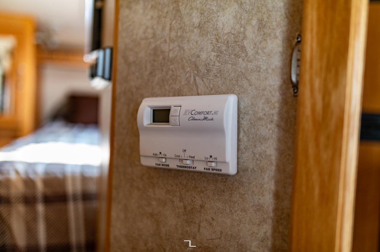 2011 Eagle Cap 995 Truck Camper Red Deer AB