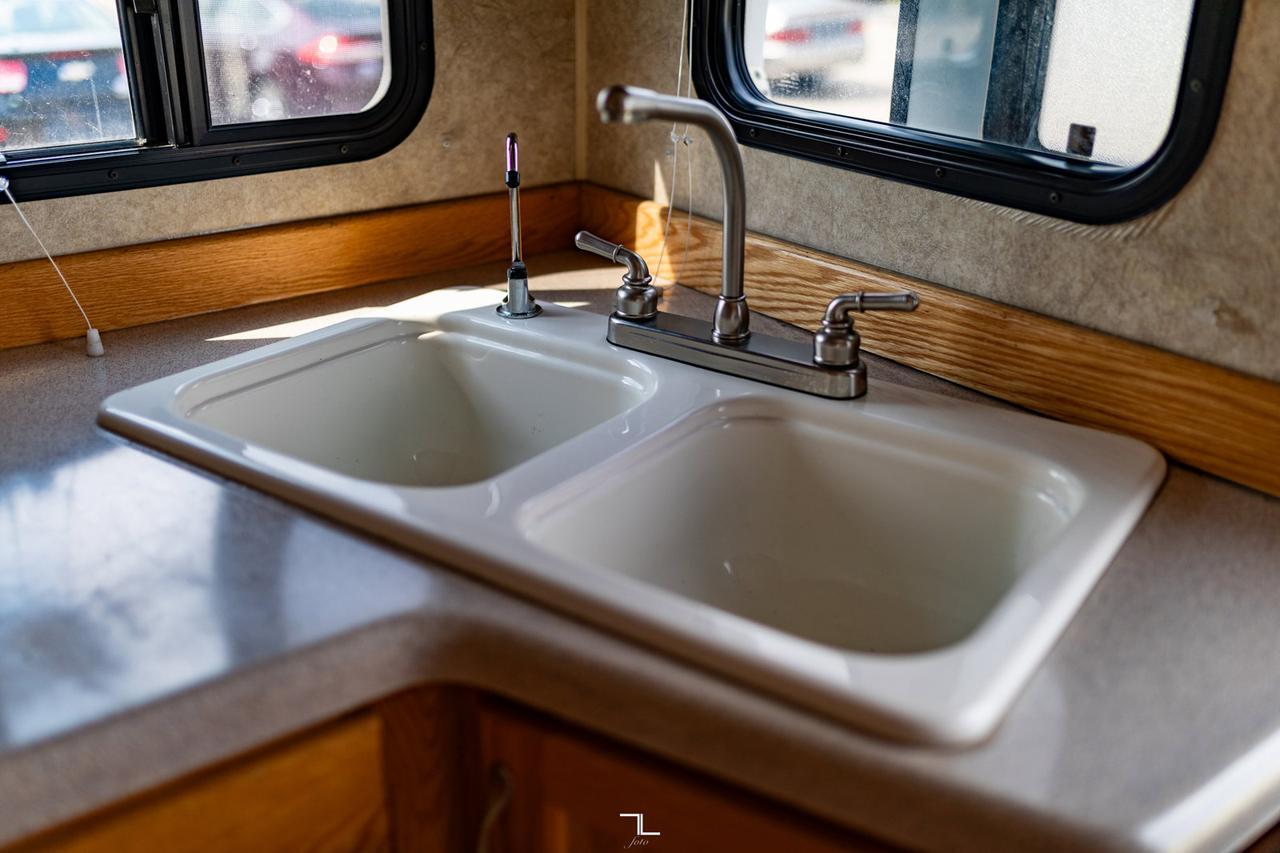 2011 Eagle Cap 995 Truck Camper Red Deer AB
