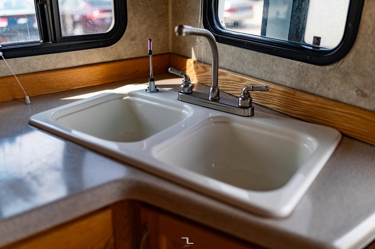 2011 Eagle Cap 995 Truck Camper Red Deer AB