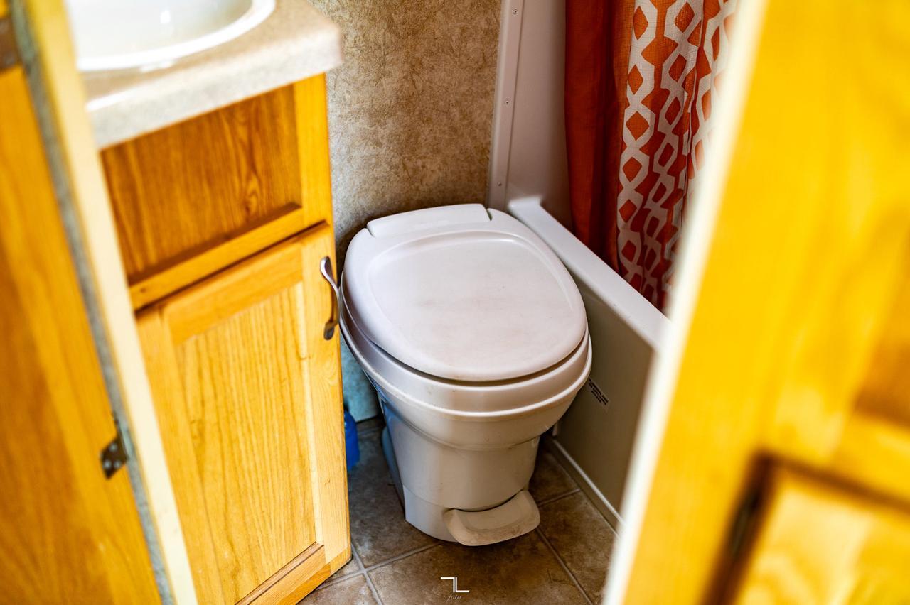 2011 Eagle Cap 995 Truck Camper Red Deer AB