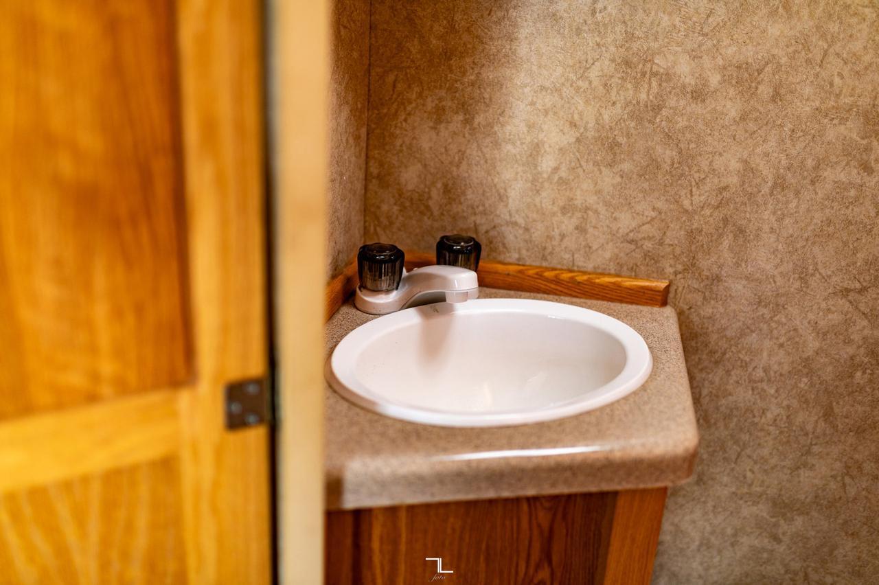 2011 Eagle Cap 995 Truck Camper Red Deer AB