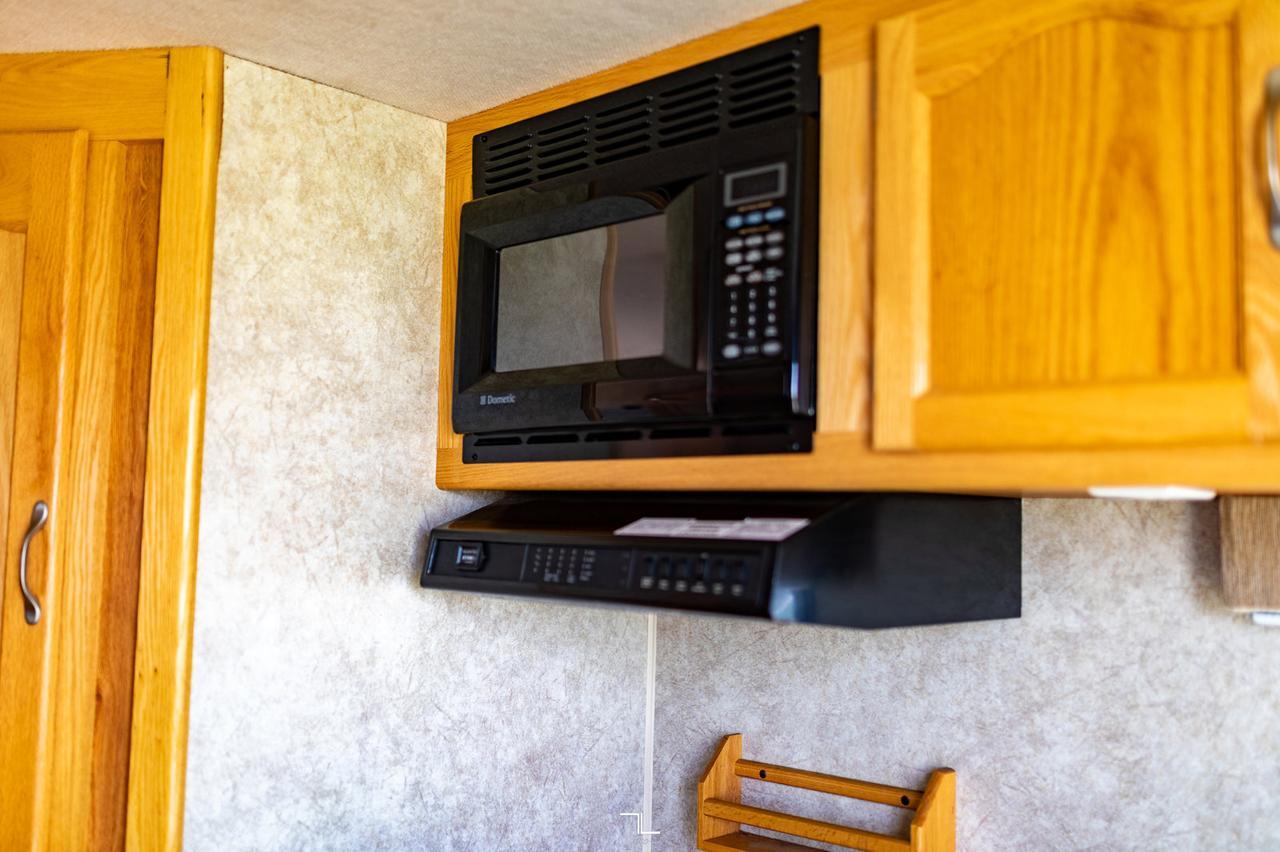 2011 Eagle Cap 995 Truck Camper Red Deer AB