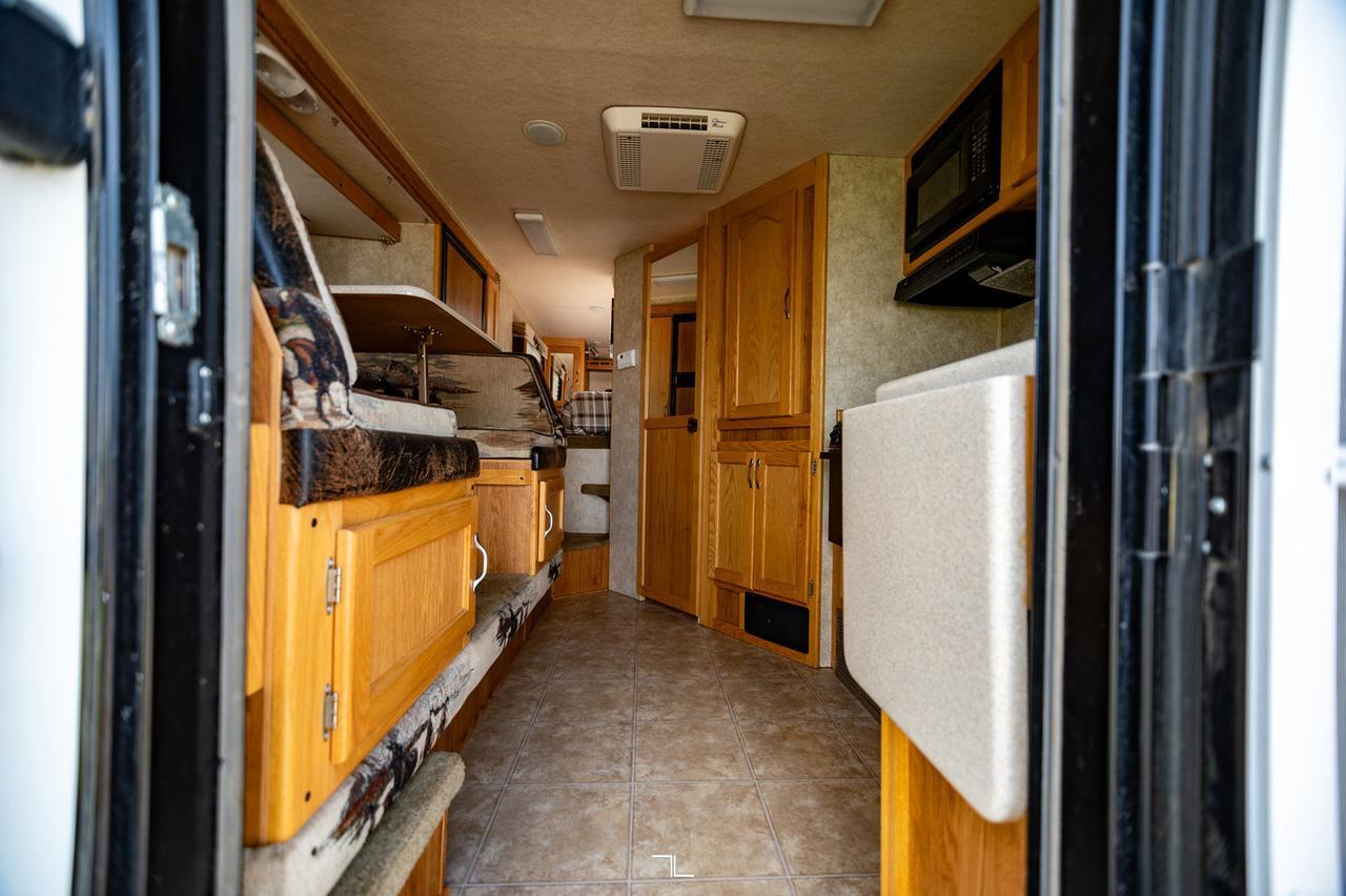 2011 Eagle Cap 995 Truck Camper Red Deer AB