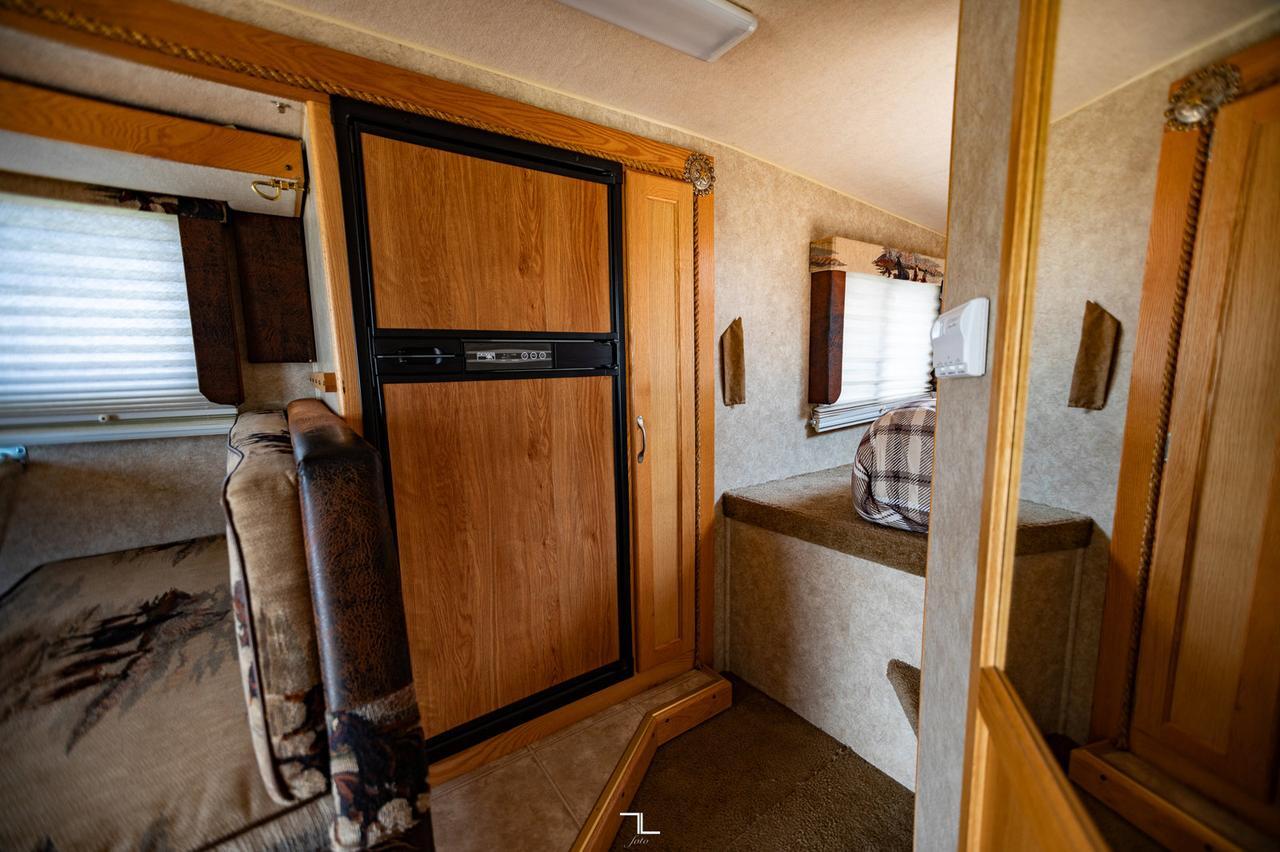 2011 Eagle Cap 995 Truck Camper Red Deer AB