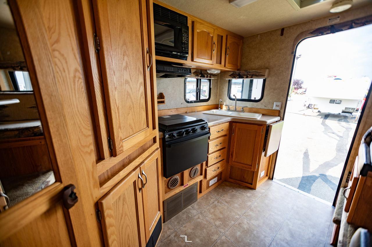 2011 Eagle Cap 995 Truck Camper Red Deer AB