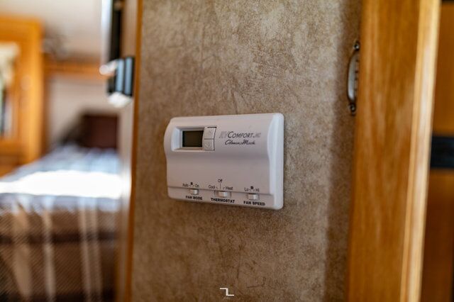 2011 Eagle Cap 995 Truck Camper Red Deer AB