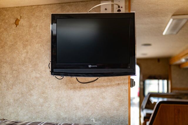 2011 Eagle Cap 995 Truck Camper Red Deer AB