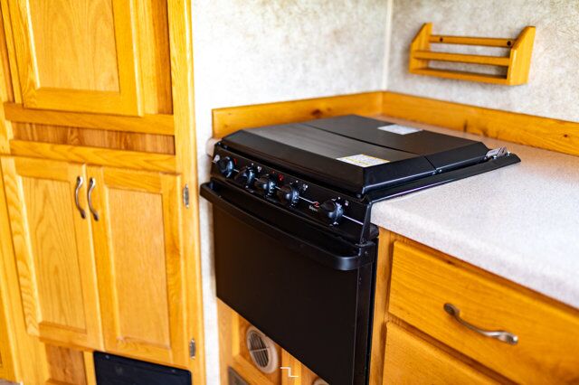 2011 Eagle Cap 995 Truck Camper Red Deer AB