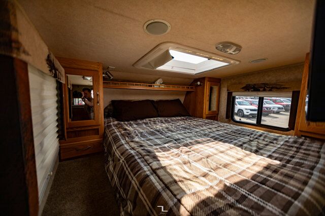 2011 Eagle Cap 995 Truck Camper Red Deer AB