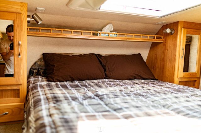 2011 Eagle Cap 995 Truck Camper Red Deer AB